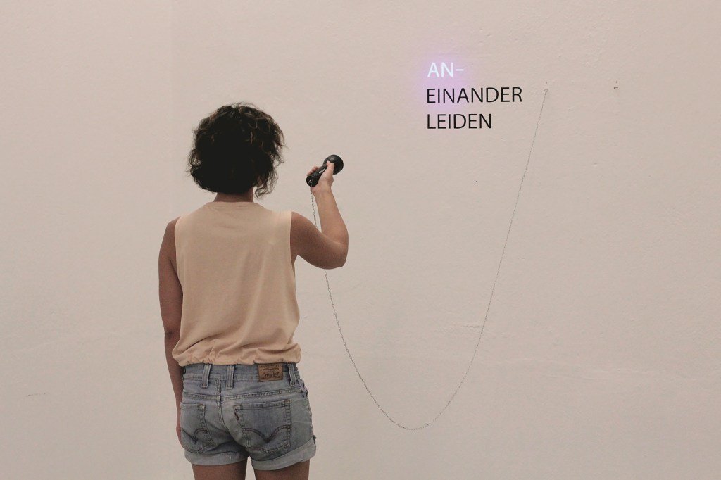 (an-)einander leiden